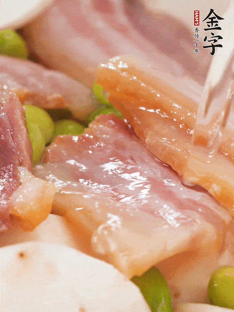 倒入芋艿、熟毛豆，翻炒均勻，加1小碗水煮開