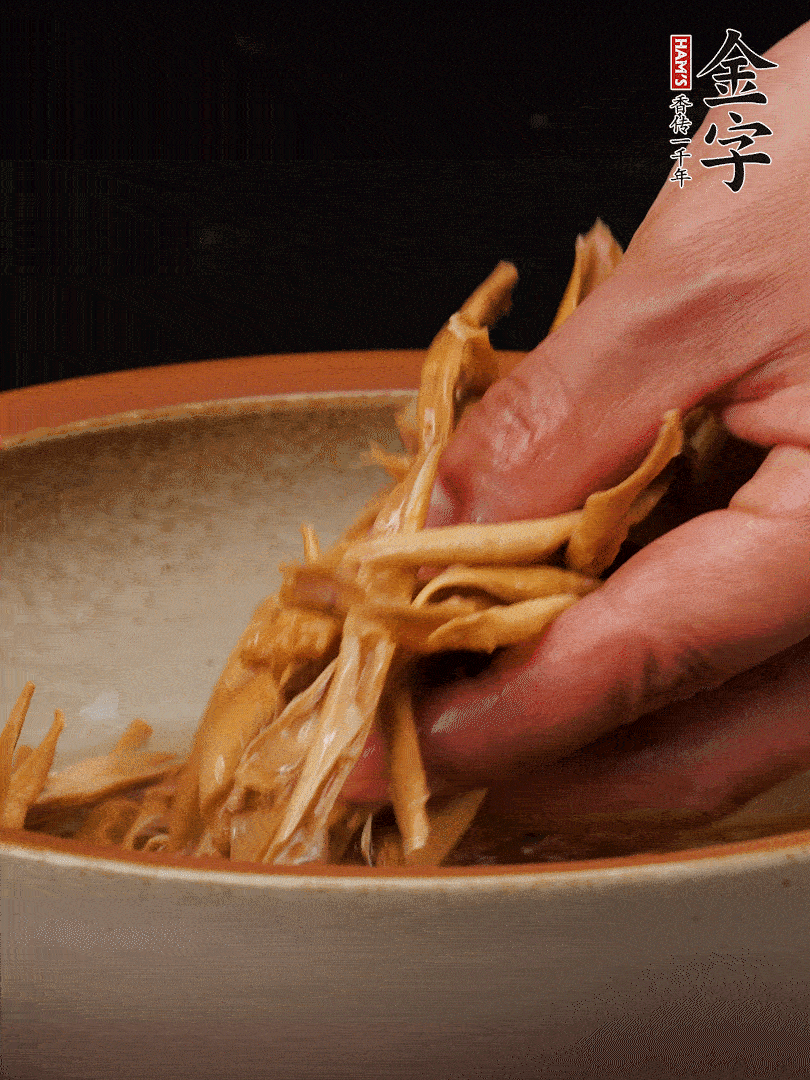 農(nóng)家土筍尖提前泡軟，用刀劃成細絲，這樣會更加入味。