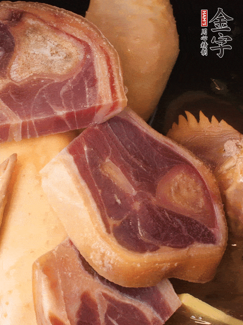 火踵、老母雞加蔥、姜、料酒、清水，大火燒開后轉(zhuǎn)小火，燉1小時(shí)