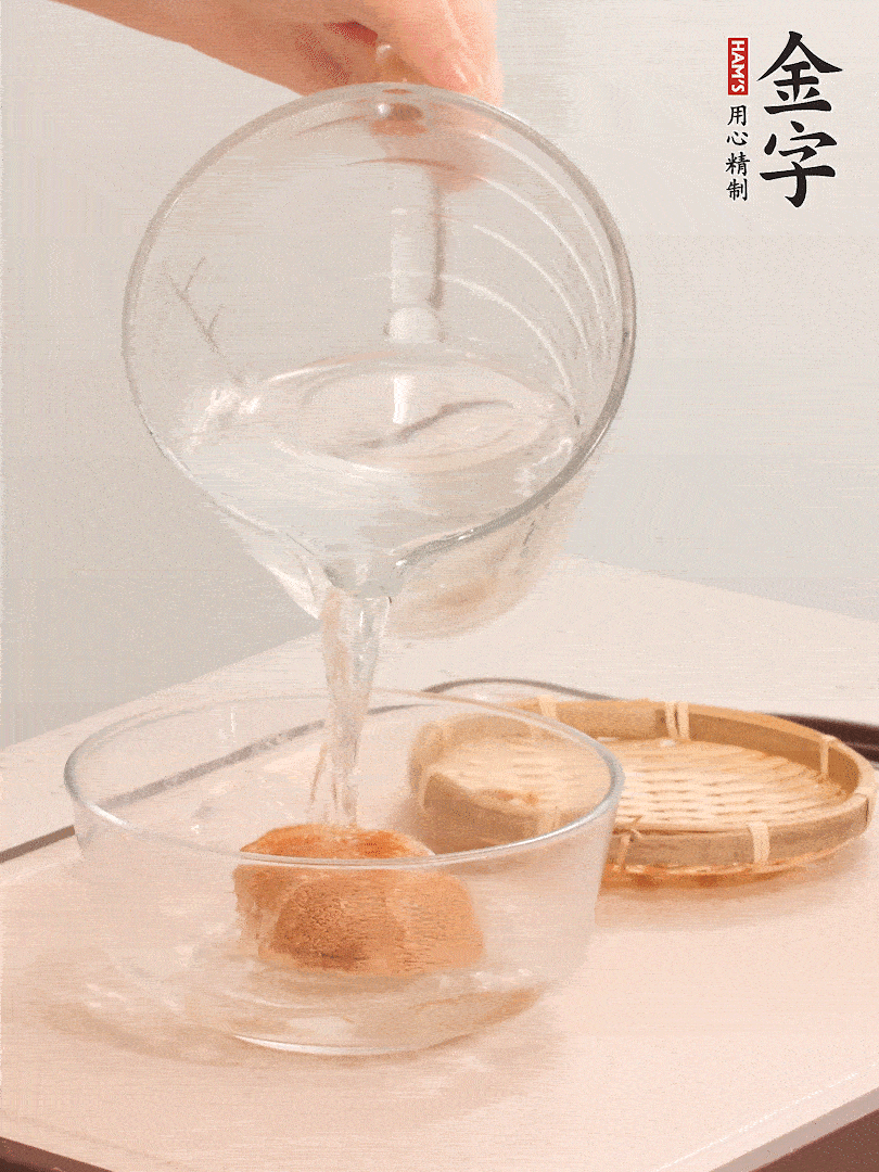 猴頭菇至少泡發(fā)半小時(shí)，將浸泡后的黃水?dāng)D干；