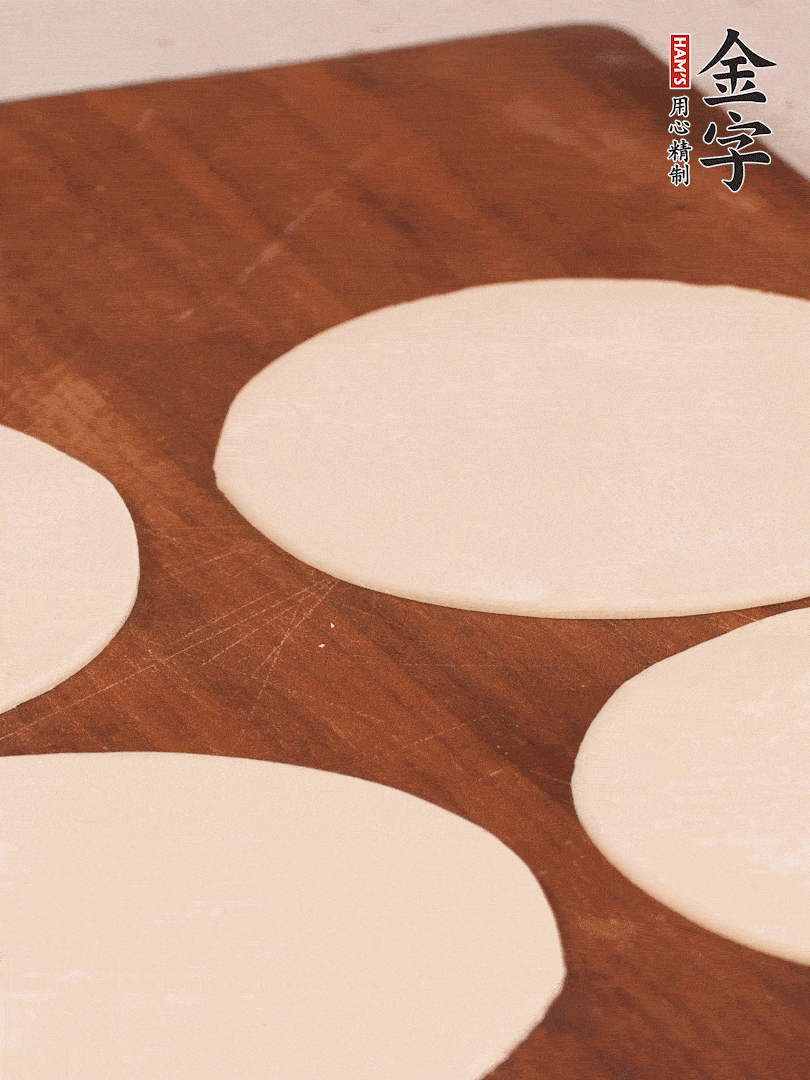 餃子皮均勻抹油，10張疊在一起，搟面杖搟開