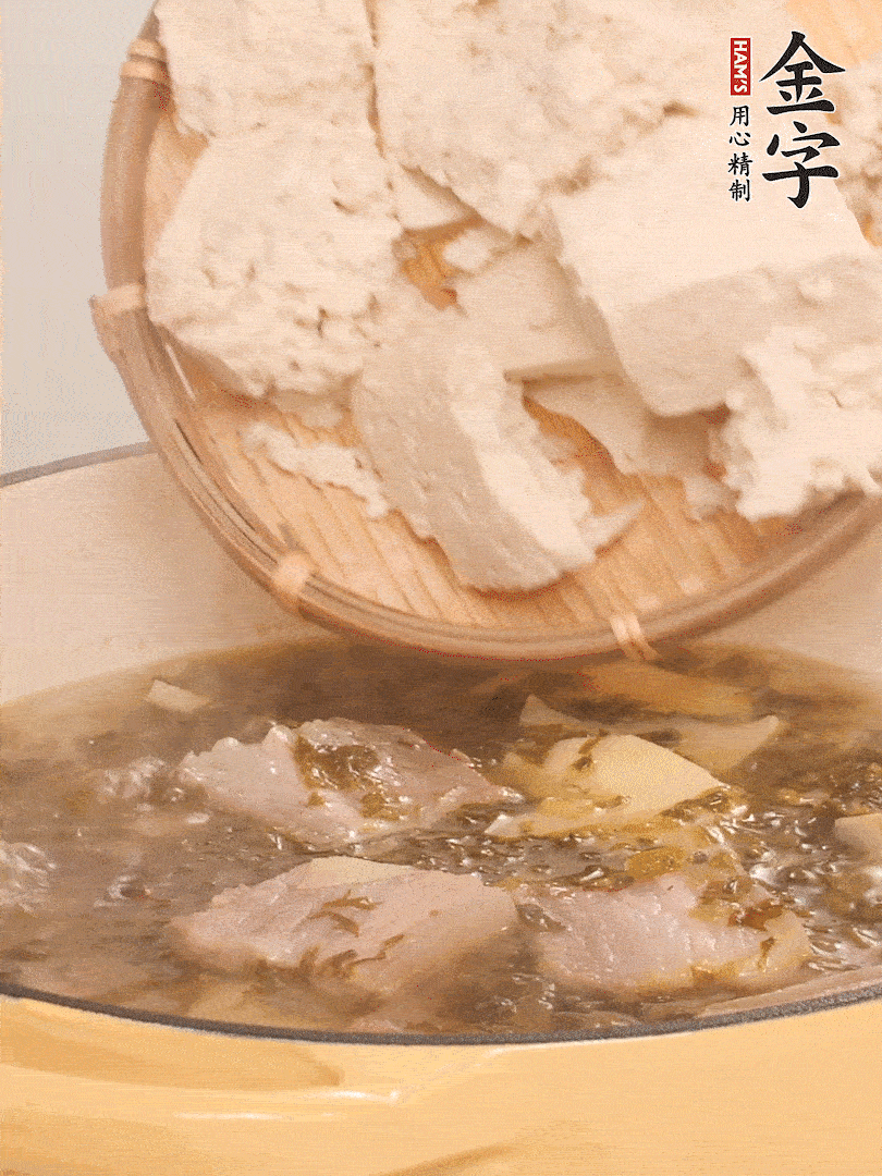 往鍋里加入一倍的水，加豆腐