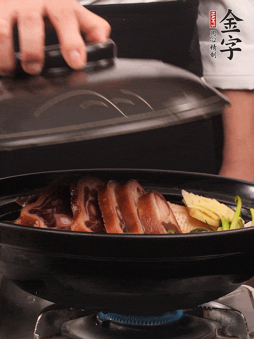 砂鍋蓋蓋子密封，大火燒開后轉(zhuǎn)小火，燜煮2小時