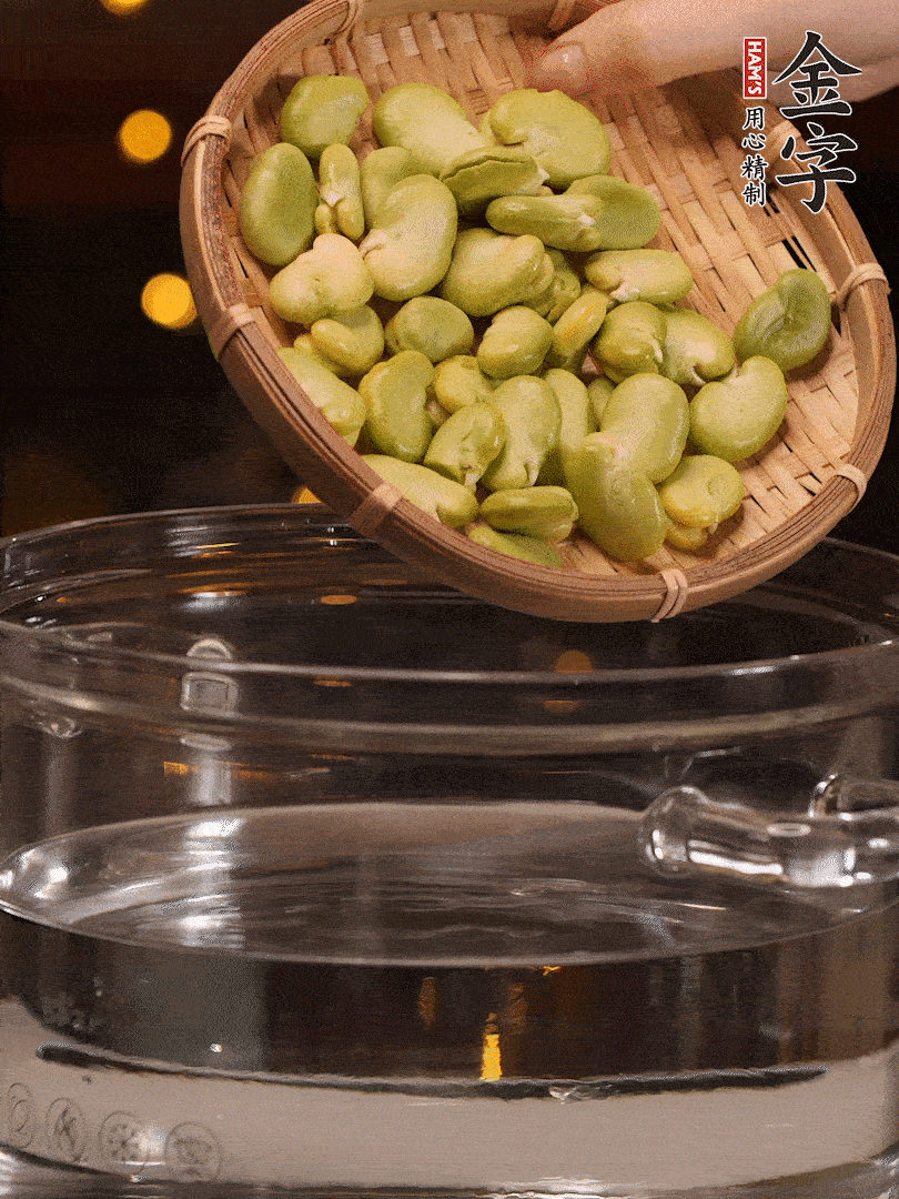 蠶豆剝殼，一起放入鍋中開水焯2分鐘去澀