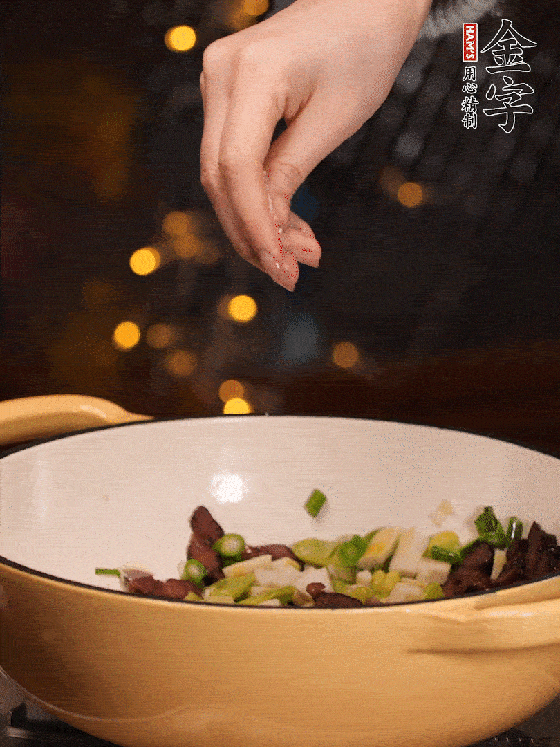 可以加點點水，再加菜苔，加點鹽、味精調(diào)味