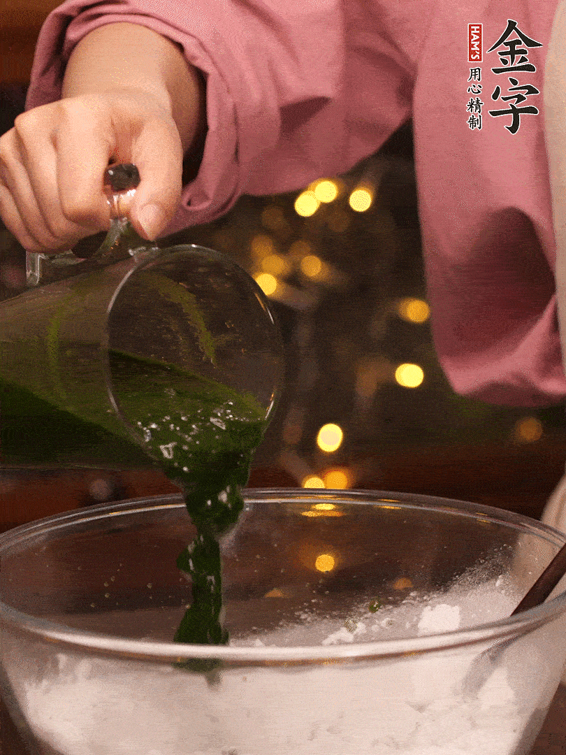 清明粿粉，分次加艾草泥，加點油揉2分鐘