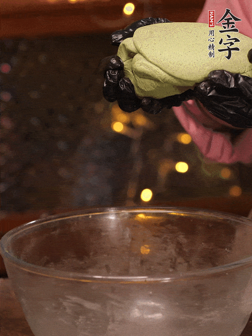 清明粿粉，分次加艾草泥，加點油揉2分鐘，揉到面團光滑，醒發(fā)一下