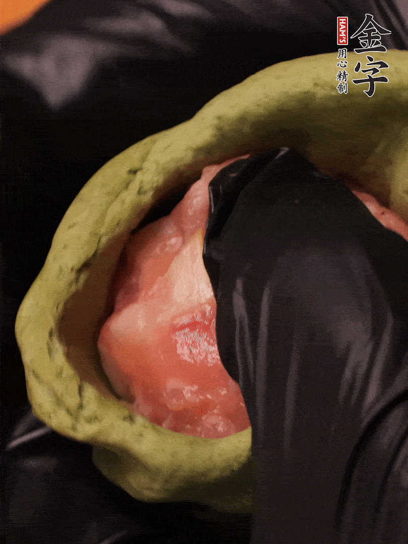 切成小劑子，中間壓個坑，做成碗狀，虎口慢慢收口