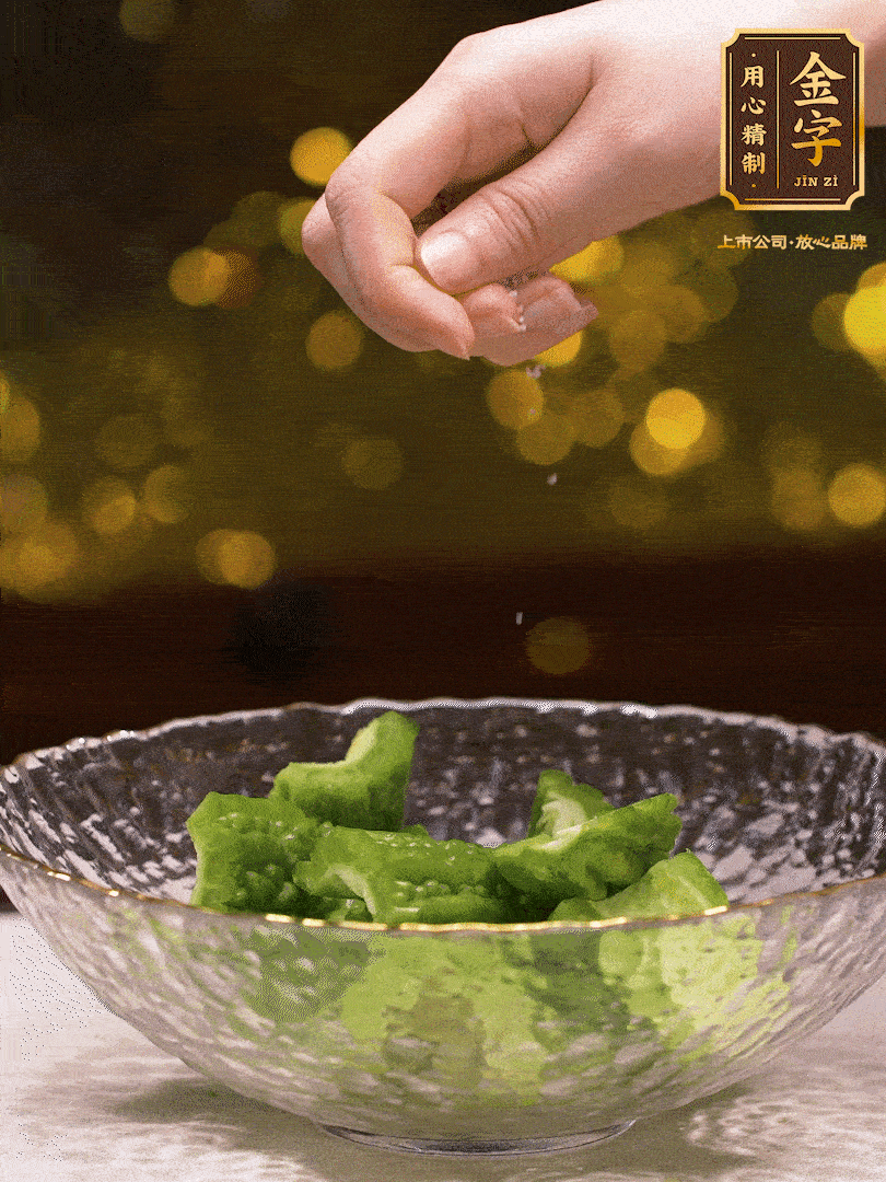 處理好的苦瓜切段（5cm），加點(diǎn)鹽鹽腌一下，去除一下苦味