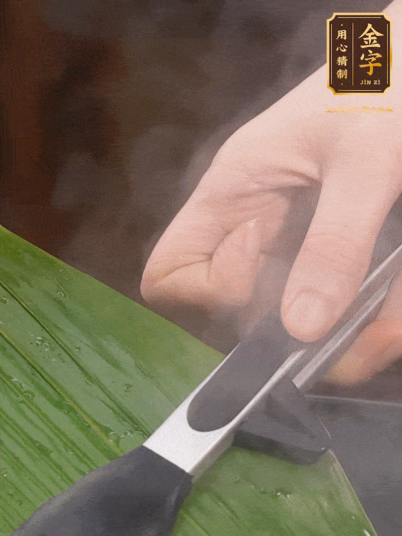 新鮮粽葉洗凈，用開(kāi)水煮一下，讓粽葉更有韌性不易裂。