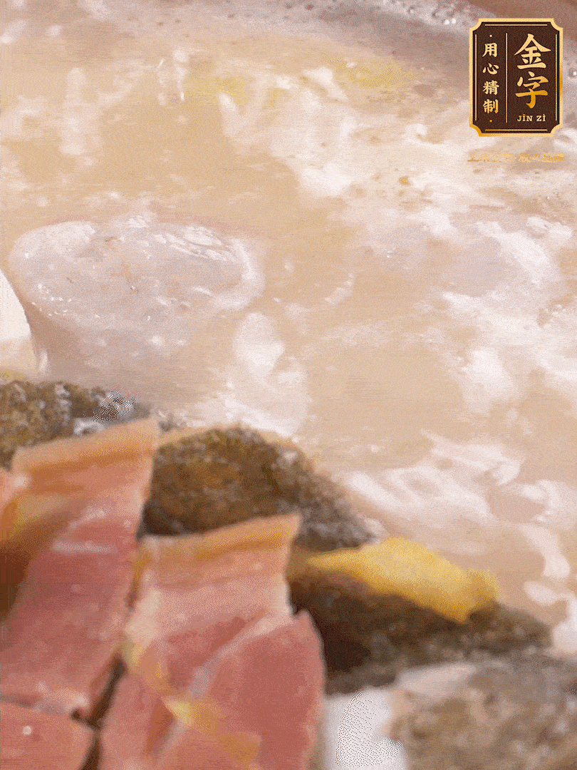 大火煮至沸騰后，轉至砂鍋中，繼續(xù)燉煮。這個時候可以放入一些自己喜歡吃的配菜比如蝦滑、內酯豆腐來添味