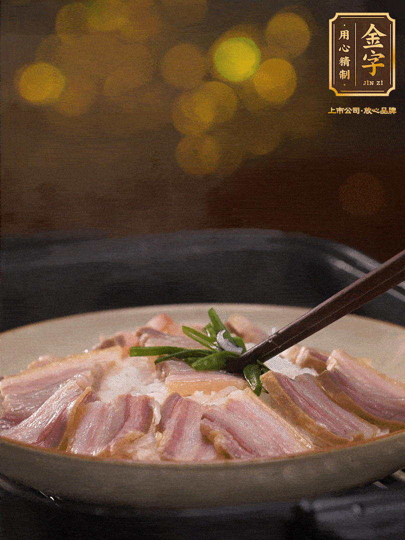 二十分鐘后關(guān)火，去除頂部的蔥段，最后撒上少許的蔥末，就完成了