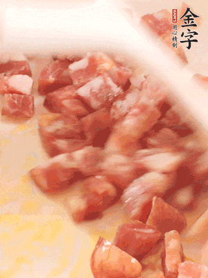 香腸炒出油脂，加入蠶豆煸炒