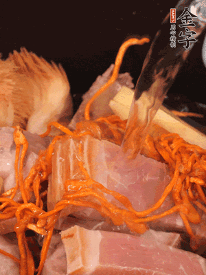 將所有食材一起倒進(jìn)鍋中，加水沒過食材，燉煮30分鐘即可