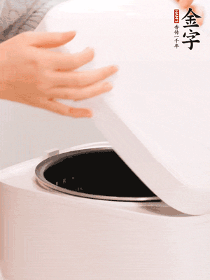 泡發(fā)香菇的水和調(diào)好的醬汁混合在一起，倒入電飯煲中，煮飯。