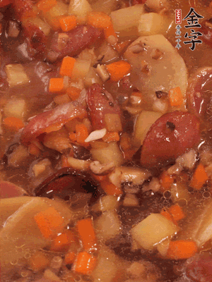 加大半碗水，沒過(guò)大部分食材