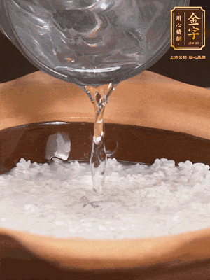 砂鍋底部刷一層油，加入大米和開水，水高1cm,大火燒開后轉(zhuǎn)中火煲5分鐘，到水微收干