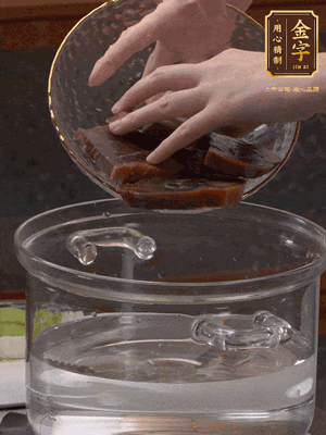 火腿蹄片冷水下鍋，水沸騰后煮5分鐘焯水