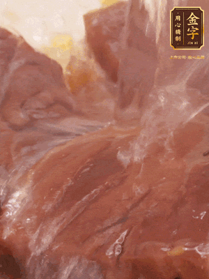 加熱水，2大勺料酒煮20分鐘，再下節(jié)瓜塊煮10分鐘即可