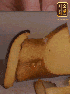 2個牛肝菌切丁，1個牛肝菌切片；金字香腸1根切丁，1根切片