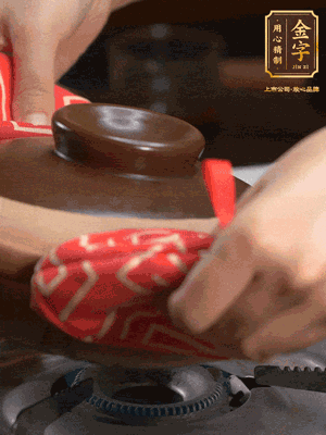 中火調(diào)成小火，鋪上香腸蓋蓋燜5分鐘。不斷轉(zhuǎn)動瓦煲，讓側(cè)壁的飯形成飯焦