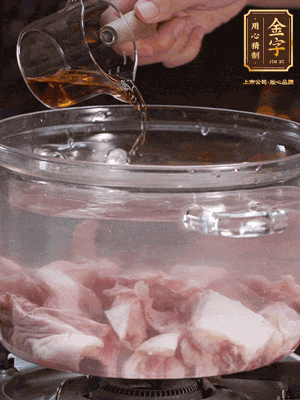 老鴨切塊，鍋里水煮開，鴨肉加姜片、料酒焯水