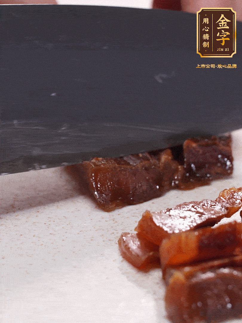 金字臘肉水煮10分鐘，切片