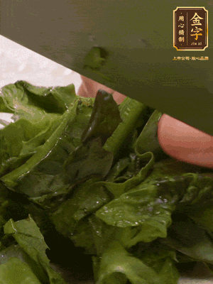 萵筍去皮切丁，萵筍葉切碎