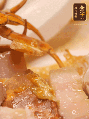 顏色變紅時，放蔥結(jié)、姜片煸香，再放咸肉、茭白、毛豆翻炒