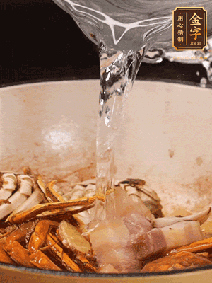 加料酒/花雕酒去腥，加入開水燜10分鐘左右