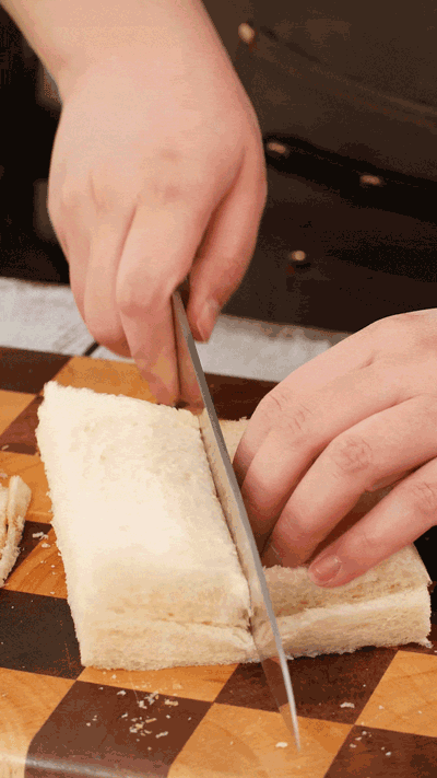 土司改刀去邊，切成適當大小