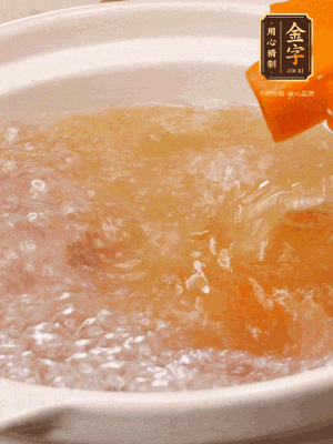 倒入開水、南瓜塊、南瓜泥中火煮5分鐘