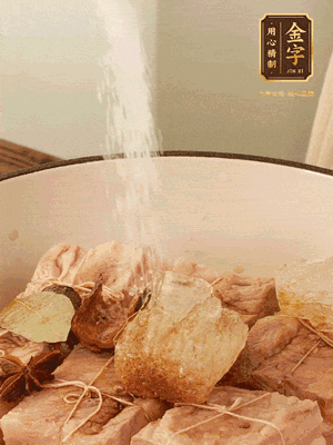 加水沒(méi)過(guò)，大火煮開(kāi)轉(zhuǎn)小火慢燉2小時(shí)，煮到收汁