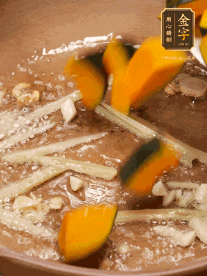 砂鍋倒一層底油，蒜粒、姜絲炒香后，再下南瓜翻炒30秒