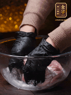 豬肚放入面粉、鹽、白酒，反復(fù)揉搓（重復(fù)3遍），洗掉表面的黏液。再把豬肚翻過來，剪去油脂，一樣反復(fù)揉搓干凈