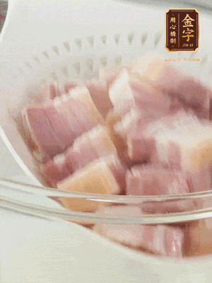 金字淡咸肉、排骨分別加料酒、蔥、姜冷水下鍋焯水，水開撇去浮沫撈出。