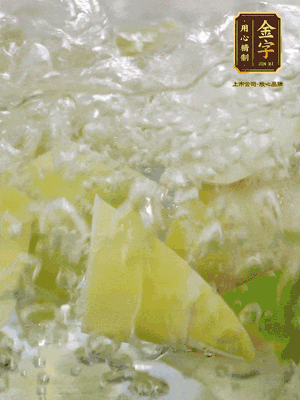 春筍沿著外皮豎著淺劃一刀，剝下外殼，切掉尾部的老根，切滾刀塊。簡(jiǎn)單焯水去澀味。