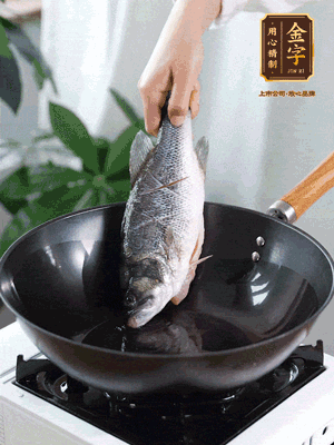 熱油，加1大勺豬油、姜片，再下鱸魚(yú)，煎至定型后翻面。（加點(diǎn)豬油，燉出的魚(yú)湯更容易變?yōu)榍逅哪贪咨?。?>
					</div>
					<span>步驟 3/6</span>
					<p>熱油，加1大勺豬油、姜片，再下鱸魚(yú)，煎至定型后翻面。（加點(diǎn)豬油，燉出的魚(yú)湯更容易變?yōu)榍逅哪贪咨?。?/p>
				</li><li>
					<div   id=