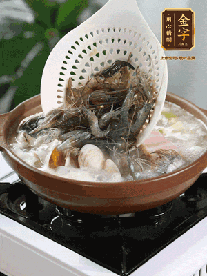 最后加一把蛤蜊、一把河蝦燜2分鐘，放一點(diǎn)白胡椒粉調(diào)味，撒上蔥花點(diǎn)綴！