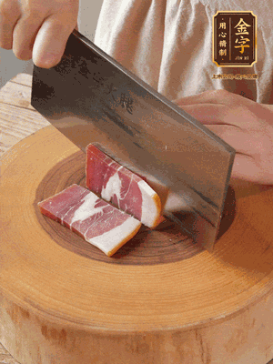 金字火腿切片，溫水浸泡5分鐘。