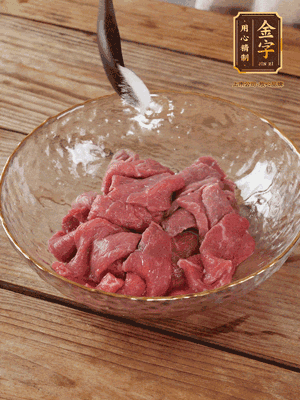 牛肉切丁，加黑胡椒海鹽、橄欖油腌10分鐘