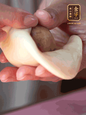 包月餅 面劑兩頭向中間捏緊， 光滑一面向下