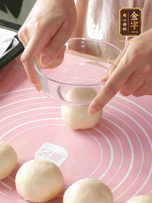 按扁后搟成圓形面皮。餡料放在面皮中心，把餡料包緊，捏緊收口