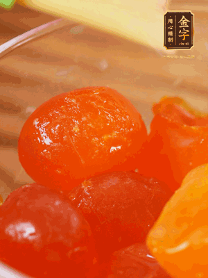 咸蛋黃噴白酒，170℃烤10分鐘。打碎過篩