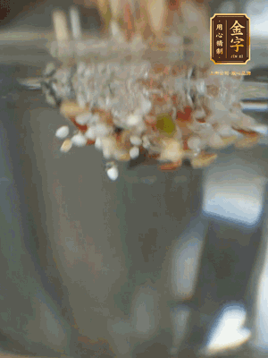 雜糧提前浸泡6小時，洗凈后下砂鍋