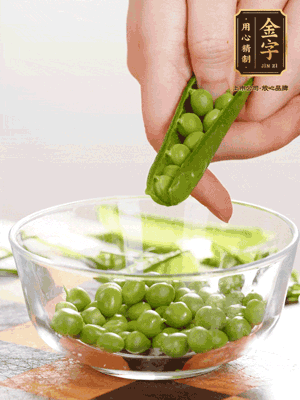 處理食材，藕切片，豌豆剝殼，菱角剝殼， 依次焯水