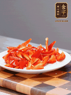 藕帶洗凈，斜切成小段備用、姜切絲、蒜切片、辣椒斜切，再切少許蒜