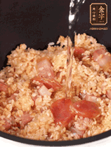 一起放入電飯鍋，加入剛好沒過食材的水。