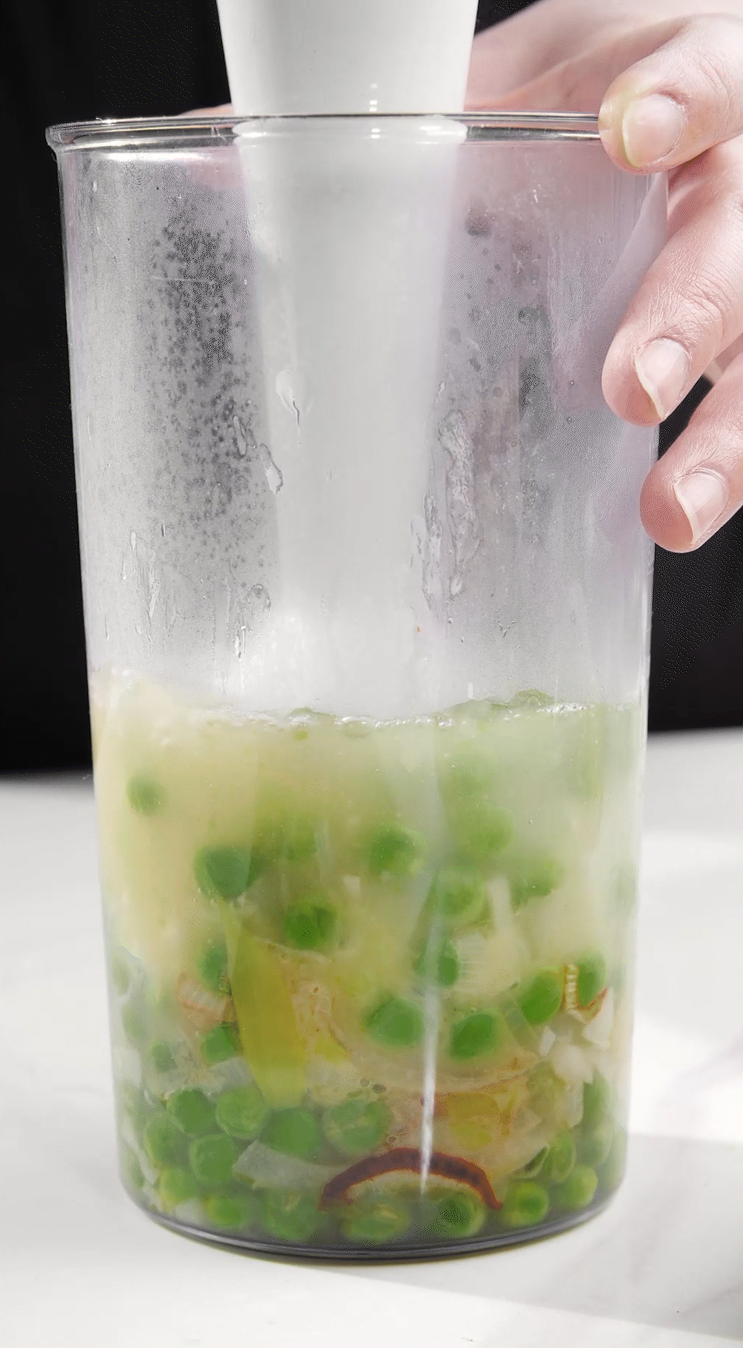 炒好的蔬菜+高湯或熱水，倒入破壁機(jī)攪打細(xì)膩絲滑即可。