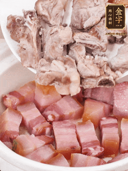 倒入開水燉煮，大火燒開后轉(zhuǎn)小火